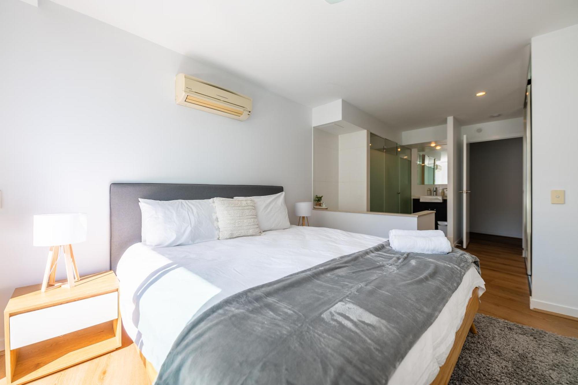3-bedroom Unit With River Views And Balcony *