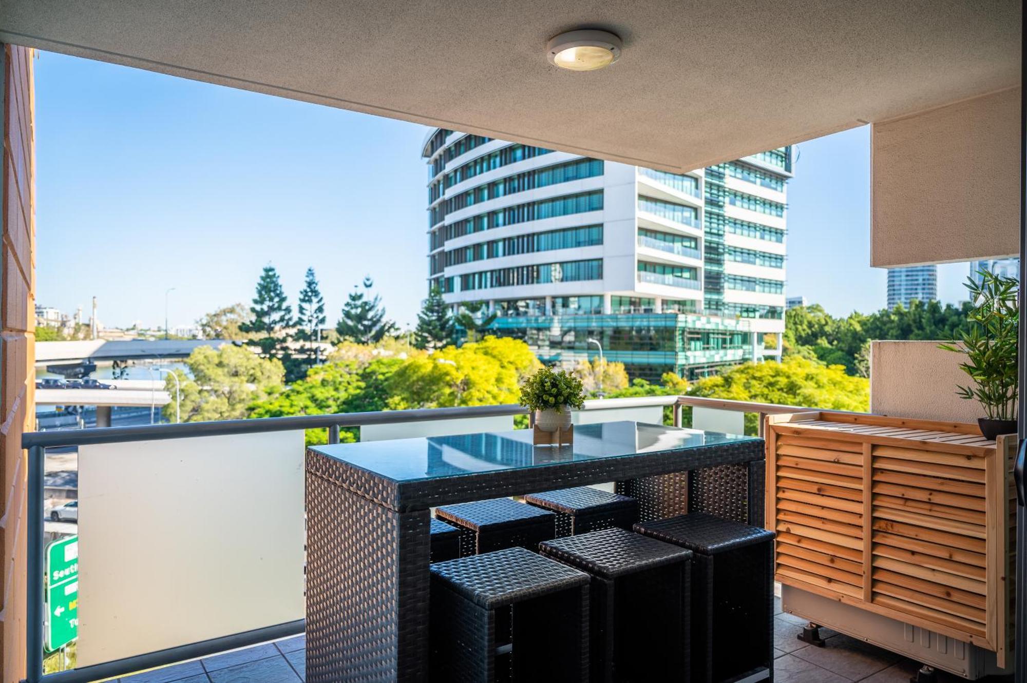 3-bedroom Unit With River Views And Balcony *