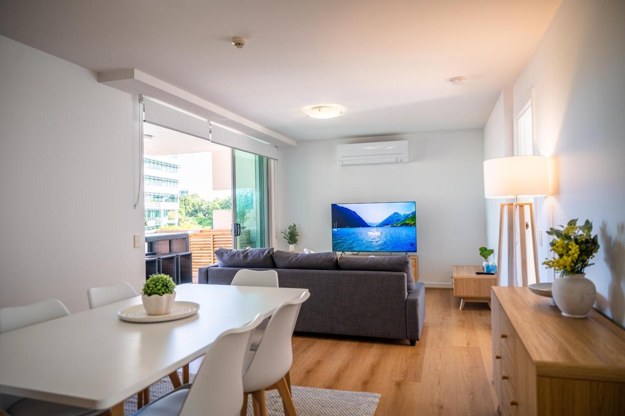 3-bedroom Unit With River Views And Balcony *
